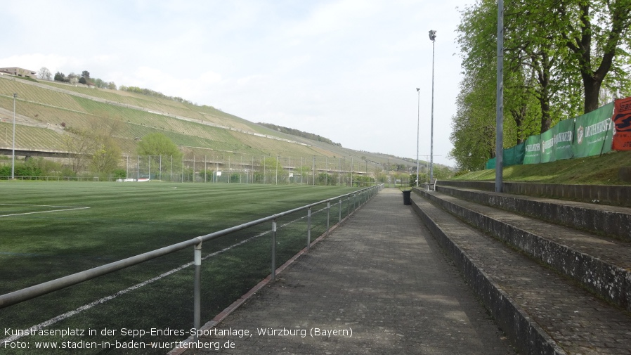 Kunstrasenplatz in der Sepp-Endres-Sportanlage, Würzburg (Bayern)